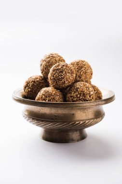 Tilgul Laddu veya Til Gul topu için makar sankranti, susam, ezilmiş fıstık ve jaggery kullanılarak yapılan bir sağlıklı besindir. bir kasede servis. seçici odak gösteren Ayrıntılar.