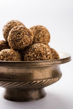 Tilgul Laddu veya Til Gul topu için makar sankranti, susam, ezilmiş fıstık ve jaggery kullanılarak yapılan bir sağlıklı besindir. bir kasede servis. seçici odak gösteren Ayrıntılar.