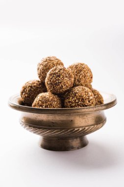 Tilgul Laddu veya Til Gul topu için makar sankranti, susam, ezilmiş fıstık ve jaggery kullanılarak yapılan bir sağlıklı besindir. bir kasede servis. seçici odak gösteren Ayrıntılar.