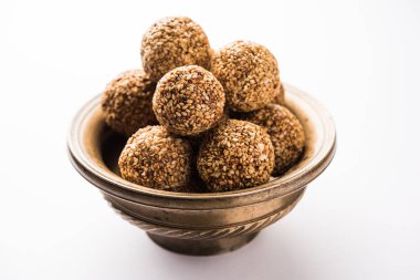 Tilgul Laddu veya Til Gul topu için makar sankranti, susam, ezilmiş fıstık ve jaggery kullanılarak yapılan bir sağlıklı besindir. bir kasede servis. seçici odak gösteren Ayrıntılar.