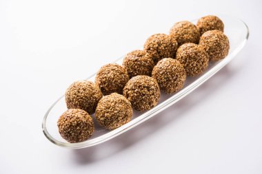 Tilgul Laddu veya Til Gul topu için makar sankranti, susam, ezilmiş fıstık ve jaggery kullanılarak yapılan bir sağlıklı besindir. bir kasede servis. seçici odak gösteren Ayrıntılar.