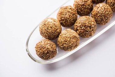 Tilgul Laddu veya Til Gul topu için makar sankranti, susam, ezilmiş fıstık ve jaggery kullanılarak yapılan bir sağlıklı besindir. bir kasede servis. seçici odak gösteren Ayrıntılar.