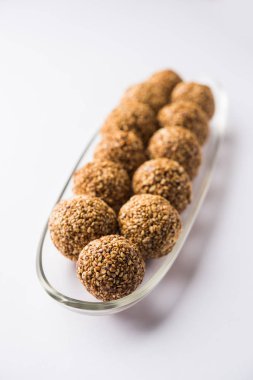Tilgul Laddu veya Til Gul topu için makar sankranti, susam, ezilmiş fıstık ve jaggery kullanılarak yapılan bir sağlıklı besindir. bir kasede servis. seçici odak gösteren Ayrıntılar.