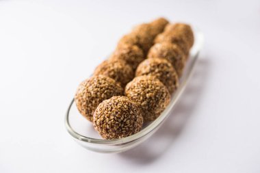 Tilgul Laddu veya Til Gul topu için makar sankranti, susam, ezilmiş fıstık ve jaggery kullanılarak yapılan bir sağlıklı besindir. bir kasede servis. seçici odak gösteren Ayrıntılar.