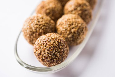 Tilgul Laddu veya Til Gul topu için makar sankranti, susam, ezilmiş fıstık ve jaggery kullanılarak yapılan bir sağlıklı besindir. bir kasede servis. seçici odak gösteren Ayrıntılar.