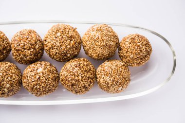 Tilgul Laddu veya Til Gul topu için makar sankranti, susam, ezilmiş fıstık ve jaggery kullanılarak yapılan bir sağlıklı besindir. bir kasede servis. seçici odak gösteren Ayrıntılar.