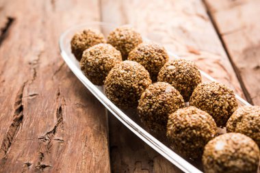 Tilgul Laddu veya Til Gul topu için makar sankranti, susam, ezilmiş fıstık ve jaggery kullanılarak yapılan bir sağlıklı besindir. bir kasede servis. seçici odak gösteren Ayrıntılar.