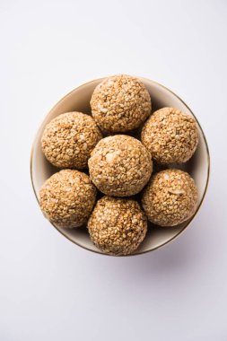 Tilgul Laddu veya Til Gul topu için makar sankranti, susam, ezilmiş fıstık ve jaggery kullanılarak yapılan bir sağlıklı besindir. bir kasede servis. seçici odak gösteren Ayrıntılar.