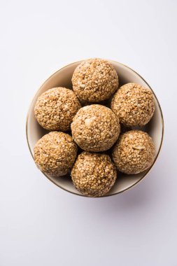 Tilgul Laddu veya Til Gul topu için makar sankranti, susam, ezilmiş fıstık ve jaggery kullanılarak yapılan bir sağlıklı besindir. bir kasede servis. seçici odak gösteren Ayrıntılar.