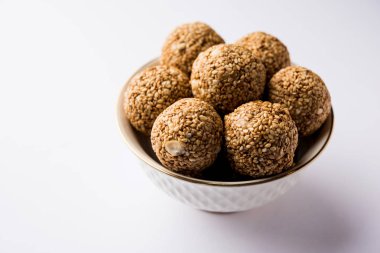 Tilgul Laddu veya Til Gul topu için makar sankranti, susam, ezilmiş fıstık ve jaggery kullanılarak yapılan bir sağlıklı besindir. bir kasede servis. seçici odak gösteren Ayrıntılar.
