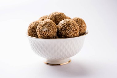 Tilgul Laddu veya Til Gul topu için makar sankranti, susam, ezilmiş fıstık ve jaggery kullanılarak yapılan bir sağlıklı besindir. bir kasede servis. seçici odak gösteren Ayrıntılar.