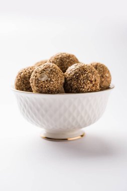 Tilgul Laddu veya Til Gul topu için makar sankranti, susam, ezilmiş fıstık ve jaggery kullanılarak yapılan bir sağlıklı besindir. bir kasede servis. seçici odak gösteren Ayrıntılar.