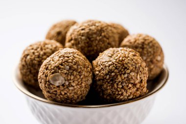 Tilgul Laddu veya Til Gul topu için makar sankranti, susam, ezilmiş fıstık ve jaggery kullanılarak yapılan bir sağlıklı besindir. bir kasede servis. seçici odak gösteren Ayrıntılar.