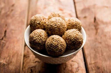 Tilgul Laddu veya Til Gul topu için makar sankranti, susam, ezilmiş fıstık ve jaggery kullanılarak yapılan bir sağlıklı besindir. bir kasede servis. seçici odak gösteren Ayrıntılar.