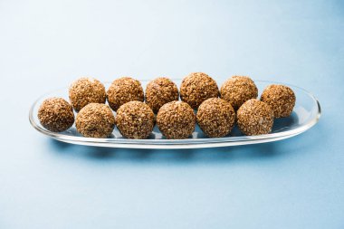 Tilgul Laddu veya Til Gul topu için makar sankranti, susam, ezilmiş fıstık ve jaggery kullanılarak yapılan bir sağlıklı besindir. bir kasede servis. seçici odak gösteren Ayrıntılar.