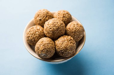 Tilgul Laddu veya Til Gul topu için makar sankranti, susam, ezilmiş fıstık ve jaggery kullanılarak yapılan bir sağlıklı besindir. bir kasede servis. seçici odak gösteren Ayrıntılar.