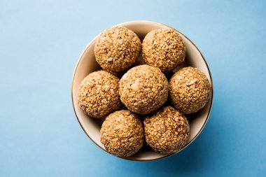 Tilgul Laddu veya Til Gul topu için makar sankranti, susam, ezilmiş fıstık ve jaggery kullanılarak yapılan bir sağlıklı besindir. bir kasede servis. seçici odak gösteren Ayrıntılar.