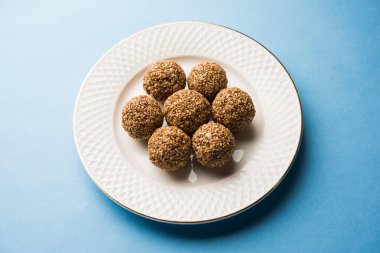 Tilgul Laddu veya Til Gul topu için makar sankranti, susam, ezilmiş fıstık ve jaggery kullanılarak yapılan bir sağlıklı besindir. bir kasede servis. seçici odak gösteren Ayrıntılar.