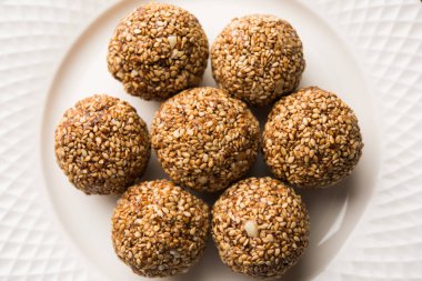 Tilgul Laddu veya Til Gul topu için makar sankranti, susam, ezilmiş fıstık ve jaggery kullanılarak yapılan bir sağlıklı besindir. bir kasede servis. seçici odak gösteren Ayrıntılar.
