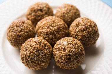 Tilgul Laddu veya Til Gul topu için makar sankranti, susam, ezilmiş fıstık ve jaggery kullanılarak yapılan bir sağlıklı besindir. bir kasede servis. seçici odak gösteren Ayrıntılar.