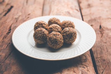 Tilgul Laddu veya Til Gul topu için makar sankranti, susam, ezilmiş fıstık ve jaggery kullanılarak yapılan bir sağlıklı besindir. bir kasede servis. seçici odak gösteren Ayrıntılar.