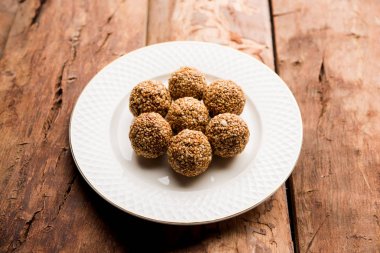 Tilgul Laddu veya Til Gul topu için makar sankranti, susam, ezilmiş fıstık ve jaggery kullanılarak yapılan bir sağlıklı besindir. bir kasede servis. seçici odak gösteren Ayrıntılar.
