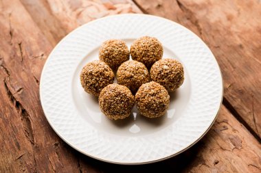 Tilgul Laddu veya Til Gul topu için makar sankranti, susam, ezilmiş fıstık ve jaggery kullanılarak yapılan bir sağlıklı besindir. bir kasede servis. seçici odak gösteren Ayrıntılar.
