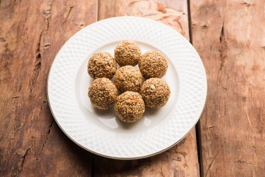 Tilgul Laddu veya Til Gul topu için makar sankranti, susam, ezilmiş fıstık ve jaggery kullanılarak yapılan bir sağlıklı besindir. bir kasede servis. seçici odak gösteren Ayrıntılar.