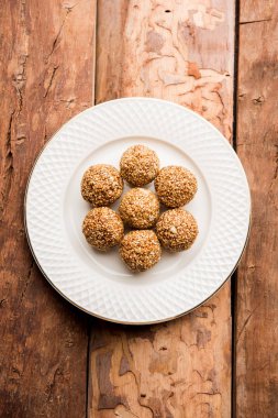 Tilgul Laddu veya Til Gul topu için makar sankranti, susam, ezilmiş fıstık ve jaggery kullanılarak yapılan bir sağlıklı besindir. bir kasede servis. seçici odak gösteren Ayrıntılar.