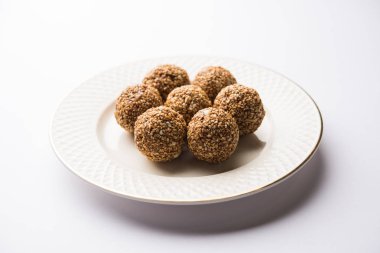 Tilgul Laddu veya Til Gul topu için makar sankranti, susam, ezilmiş fıstık ve jaggery kullanılarak yapılan bir sağlıklı besindir. bir kasede servis. seçici odak gösteren Ayrıntılar.
