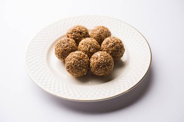 Tilgul Laddu veya Til Gul topu için makar sankranti, susam, ezilmiş fıstık ve jaggery kullanılarak yapılan bir sağlıklı besindir. bir kasede servis. seçici odak gösteren Ayrıntılar.