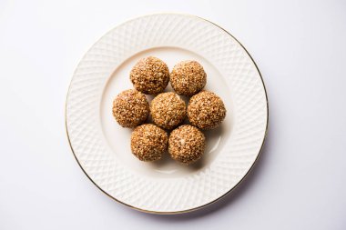 Tilgul Laddu veya Til Gul topu için makar sankranti, susam, ezilmiş fıstık ve jaggery kullanılarak yapılan bir sağlıklı besindir. bir kasede servis. seçici odak gösteren Ayrıntılar.