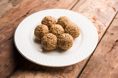 Tilgul Laddu veya Til Gul topu için makar sankranti, susam, ezilmiş fıstık ve jaggery kullanılarak yapılan bir sağlıklı besindir. bir kasede servis. seçici odak gösteren Ayrıntılar.