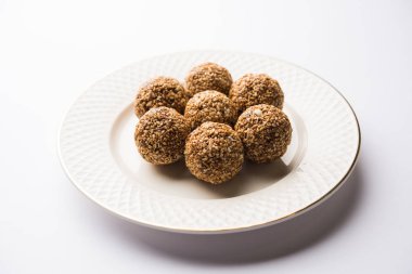 Tilgul Laddu veya Til Gul topu için makar sankranti, susam, ezilmiş fıstık ve jaggery kullanılarak yapılan bir sağlıklı besindir. bir kasede servis. seçici odak gösteren Ayrıntılar.