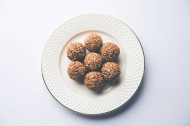 Tilgul Laddu veya Til Gul topu için makar sankranti, susam, ezilmiş fıstık ve jaggery kullanılarak yapılan bir sağlıklı besindir. bir kasede servis. seçici odak gösteren Ayrıntılar.