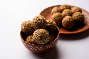 Tilgul Laddu veya Til Gul topu için makar sankranti, susam, ezilmiş fıstık ve jaggery kullanılarak yapılan bir sağlıklı besindir. bir kasede servis. seçici odak gösteren Ayrıntılar.