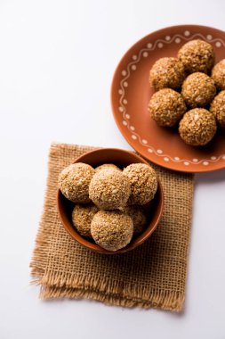 Tilgul Laddu veya Til Gul topu için makar sankranti, susam, ezilmiş fıstık ve jaggery kullanılarak yapılan bir sağlıklı besindir. bir kasede servis. seçici odak gösteren Ayrıntılar.