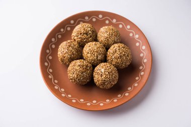 Tilgul Laddu veya Til Gul topu için makar sankranti, susam, ezilmiş fıstık ve jaggery kullanılarak yapılan bir sağlıklı besindir. bir kasede servis. seçici odak gösteren Ayrıntılar.