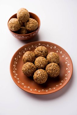 Tilgul Laddu veya Til Gul topu için makar sankranti, susam, ezilmiş fıstık ve jaggery kullanılarak yapılan bir sağlıklı besindir. bir kasede servis. seçici odak gösteren Ayrıntılar.