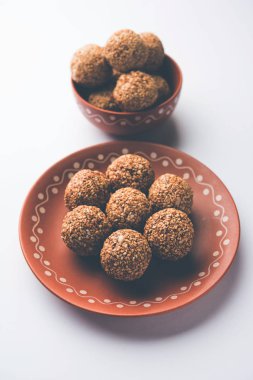 Tilgul Laddu veya Til Gul topu için makar sankranti, susam, ezilmiş fıstık ve jaggery kullanılarak yapılan bir sağlıklı besindir. bir kasede servis. seçici odak gösteren Ayrıntılar.