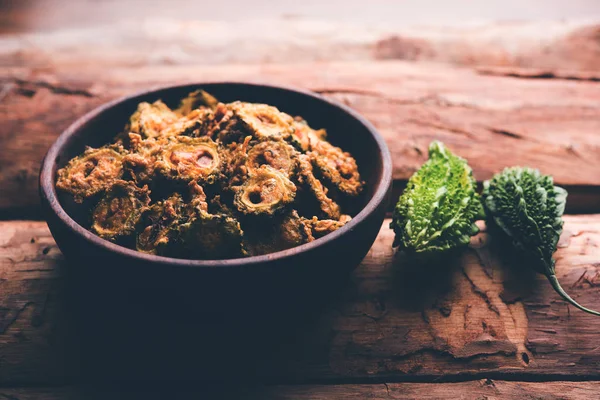 Karela fiş ya da acı kabak kızartma bir sağlıklı snack reçetedir