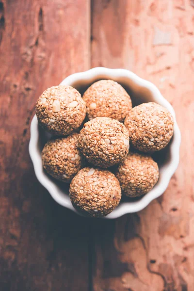 Tilgul Laddu veya Til Gul topu için makar sankranti, susam, ezilmiş fıstık ve jaggery kullanılarak yapılan bir sağlıklı besindir. bir kasede servis. seçici odak gösteren Ayrıntılar.