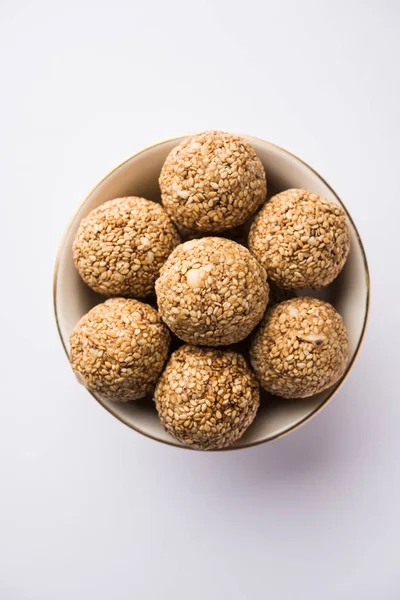 Tilgul Laddu veya Til Gul topu için makar sankranti, susam, ezilmiş fıstık ve jaggery kullanılarak yapılan bir sağlıklı besindir. bir kasede servis. seçici odak gösteren Ayrıntılar.