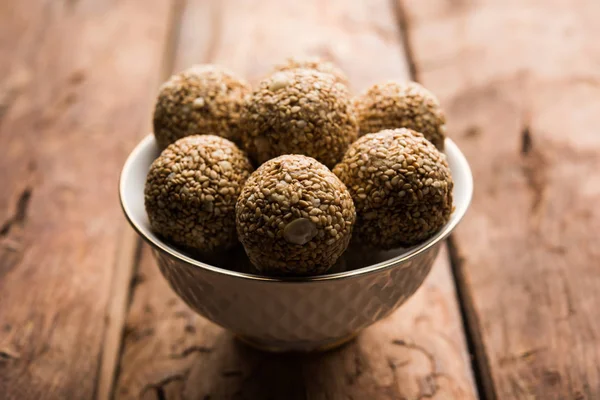 Tilgul Laddu veya Til Gul topu için makar sankranti, susam, ezilmiş fıstık ve jaggery kullanılarak yapılan bir sağlıklı besindir. bir kasede servis. seçici odak gösteren Ayrıntılar.