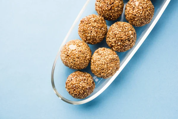 Tilgul Laddu veya Til Gul topu için makar sankranti, susam, ezilmiş fıstık ve jaggery kullanılarak yapılan bir sağlıklı besindir. bir kasede servis. seçici odak gösteren Ayrıntılar.