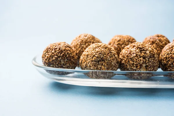 Tilgul Laddu veya Til Gul topu için makar sankranti, susam, ezilmiş fıstık ve jaggery kullanılarak yapılan bir sağlıklı besindir. bir kasede servis. seçici odak gösteren Ayrıntılar.