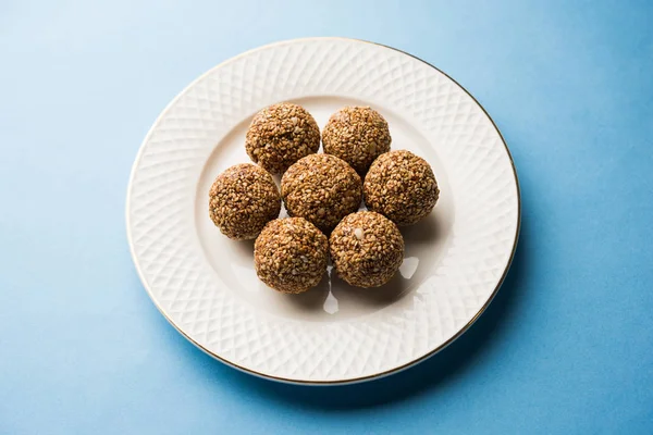Tilgul Laddu veya Til Gul topu için makar sankranti, susam, ezilmiş fıstık ve jaggery kullanılarak yapılan bir sağlıklı besindir. bir kasede servis. seçici odak gösteren Ayrıntılar.