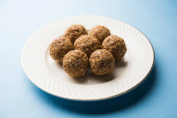 Tilgul Laddu veya Til Gul topu için makar sankranti, susam, ezilmiş fıstık ve jaggery kullanılarak yapılan bir sağlıklı besindir. bir kasede servis. seçici odak gösteren Ayrıntılar.