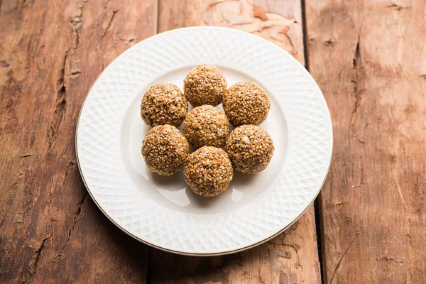 Tilgul Laddu veya Til Gul topu için makar sankranti, susam, ezilmiş fıstık ve jaggery kullanılarak yapılan bir sağlıklı besindir. bir kasede servis. seçici odak gösteren Ayrıntılar.