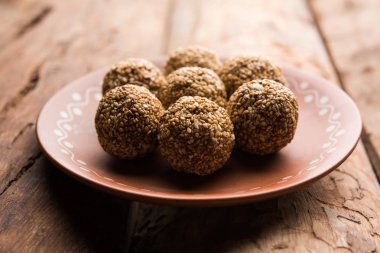 Tilgul Laddu veya Til Gul topu için makar sankranti, susam, ezilmiş fıstık ve jaggery kullanılarak yapılan bir sağlıklı besindir. bir kasede servis. seçici odak gösteren Ayrıntılar.